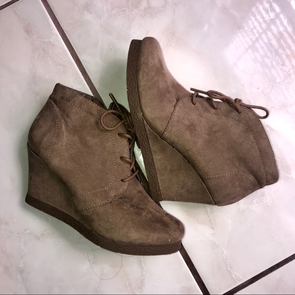 Merona Sz 7 Vegan suede Light Brown wedge booties